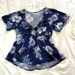 Adorable floral print with tie front short sleeve top
